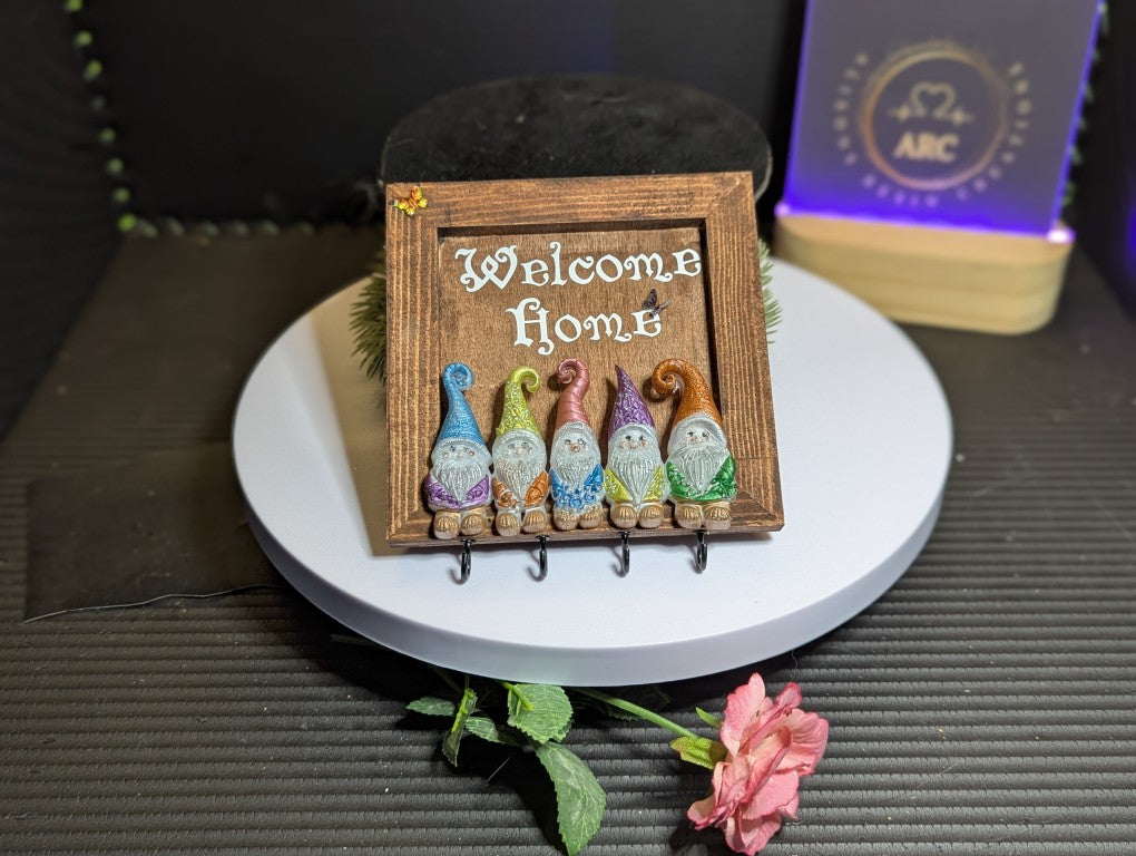 Hanging keys plaque Welcome Home with Gnomes