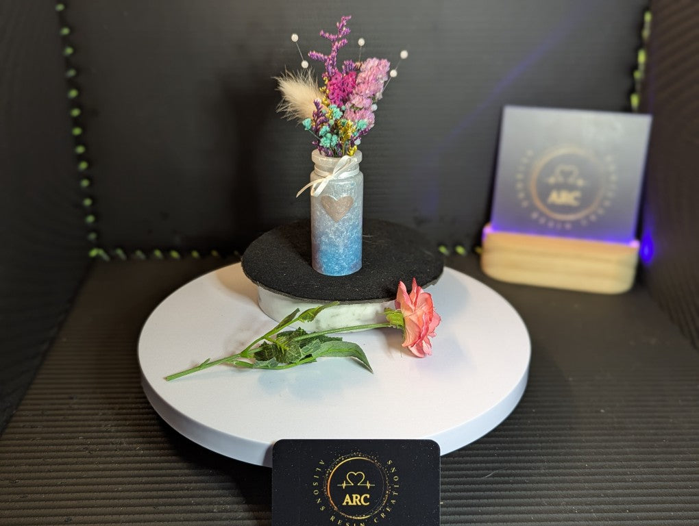 1 Very small Flower Vase with dried flowers